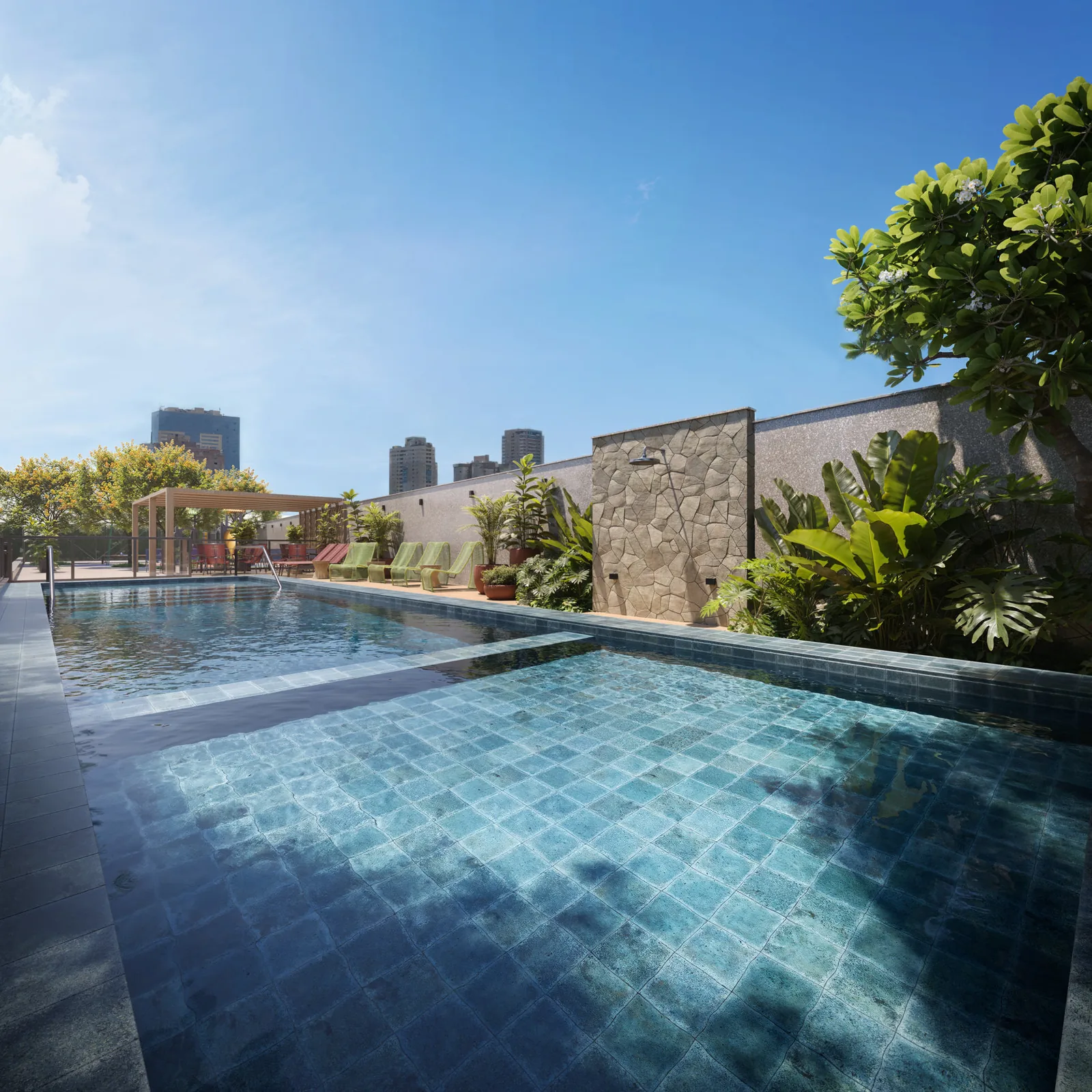 Piscina do Pátio Múcio com deck, espreguiçadeiras e paisagismo, com a cidade ao fundo