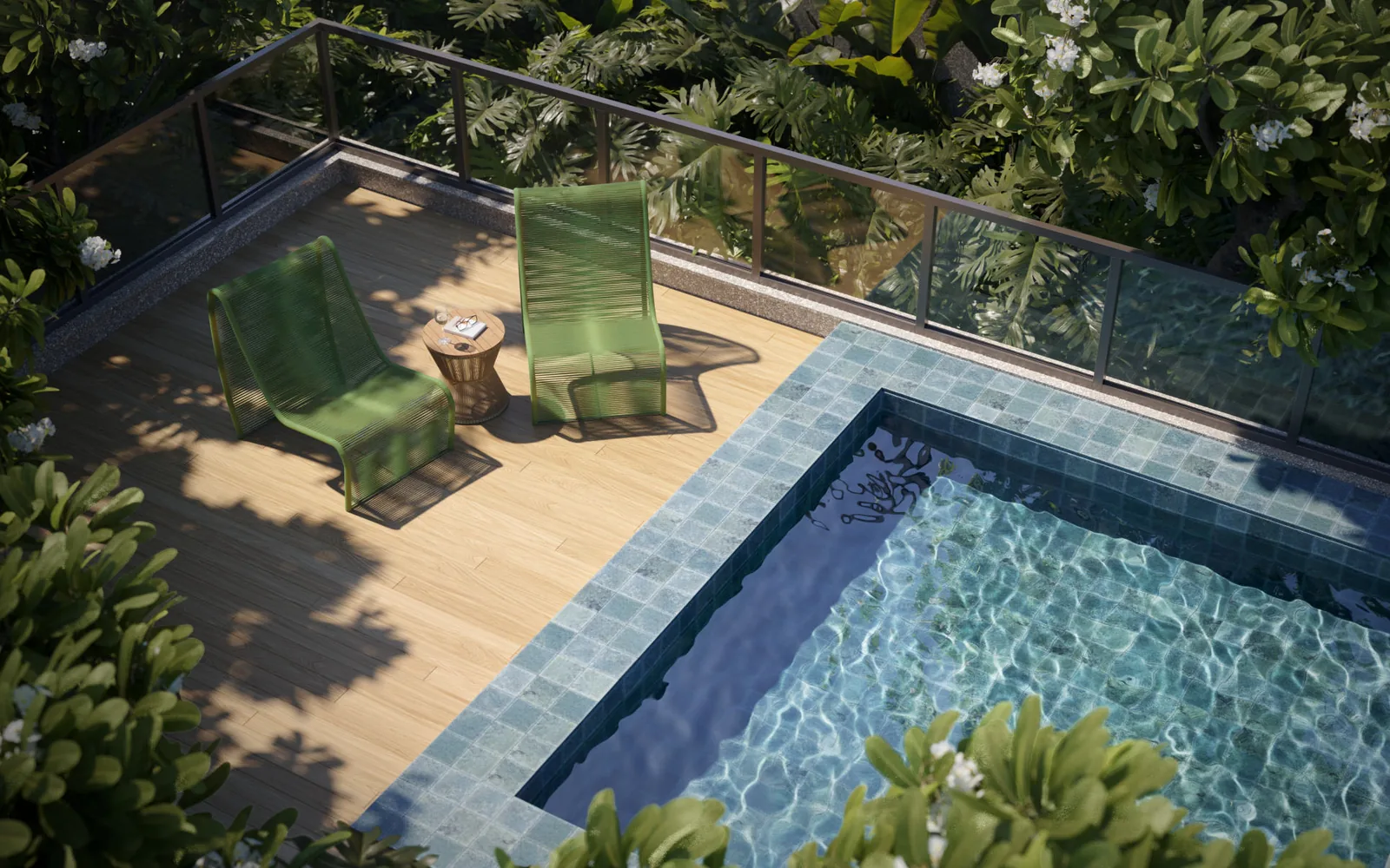 Deck da piscina do Pátio Múcio com espreguiçadeiras verdes e vegetação densa